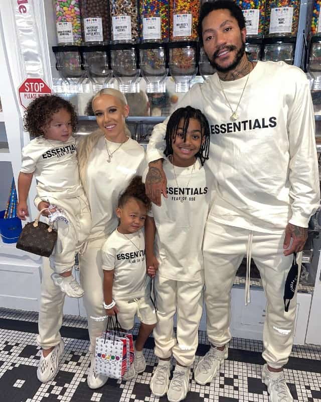 Image of Derrick Rose with his family