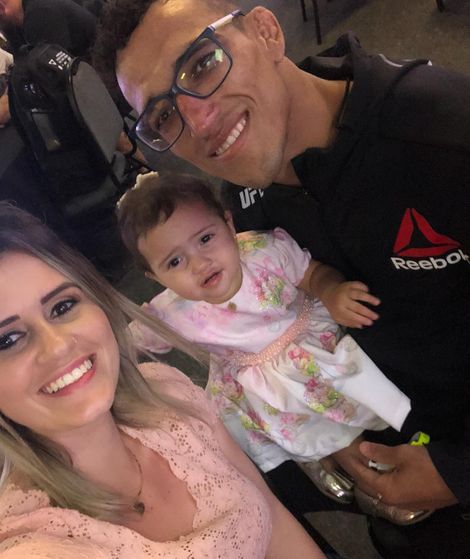 Image of Charles Oliveira and Talita Pereira with their daughter, Tayla