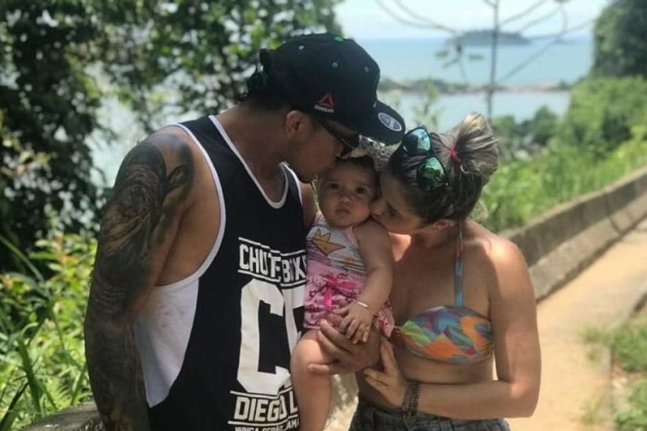 Image of Charles Oliveira and Talita Pereira with their daughter, Tayla