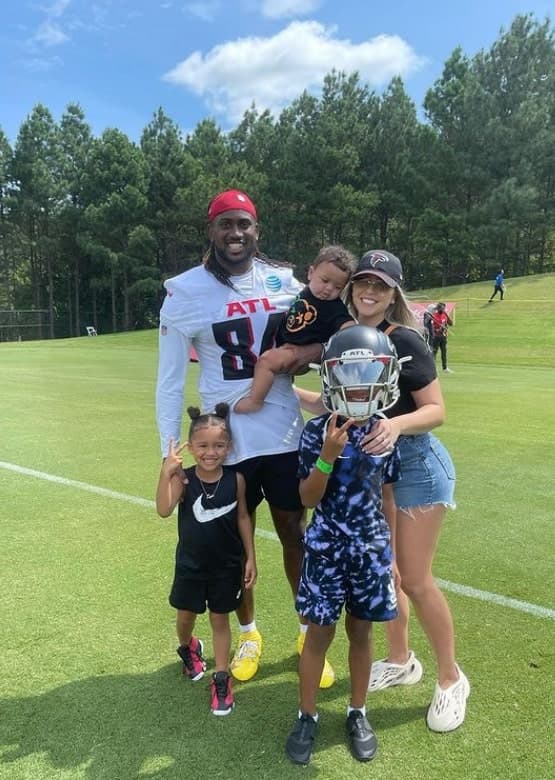 Image of Cordarelle Patterson with his girlfriend, Taylor Chuck, and their kids