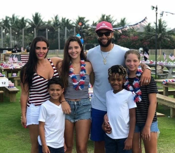 Image of Deron Williams and Amy Young with their kids, Deanae, Daija, Deron,Jr., and Desmond Williams