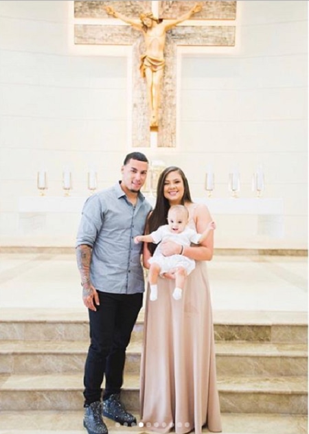 Image of Javier Baez with his wife and son 