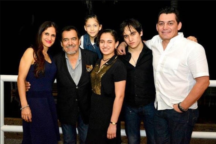 Image of Joan Sebastian and Maribel Guardia with their kids