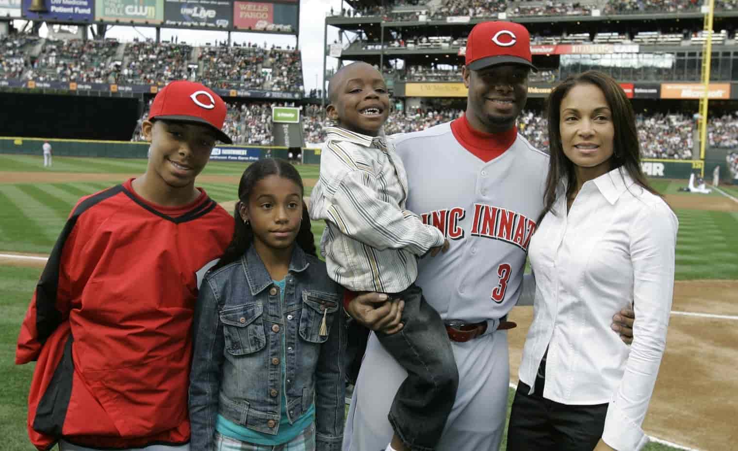 Image of Ken Griffey, Jr. and Melissa Griffey with their kids, Ken Griffey III, Taryn Kennedy Griffey, and Tevin Kendall Griffey