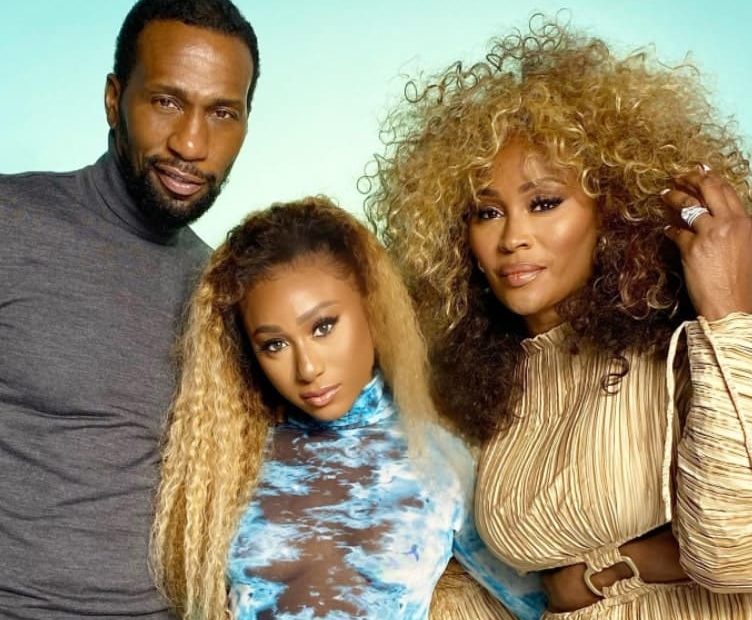 Image of Leon Robinson with his former fiancée, Cynthia Bailey, with their daughter, Noelle Robinson