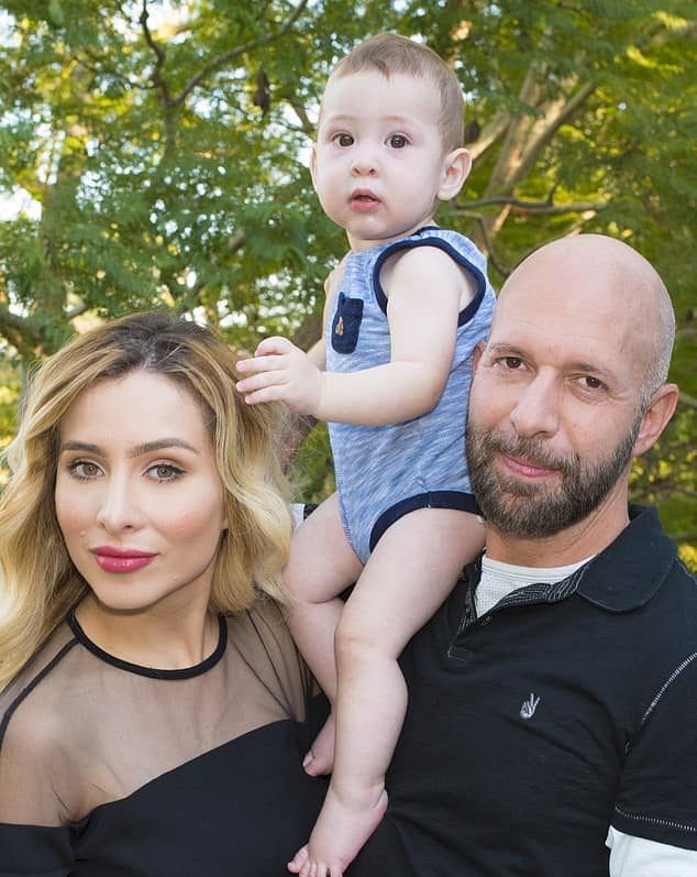 Image of Neil Strauss with his former wife, Ingrid De La O, and their son, Tenn