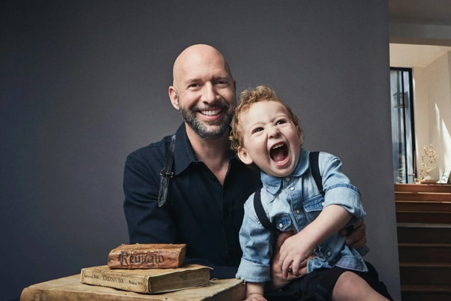 Image of Neil Strauss with his son, Tenn