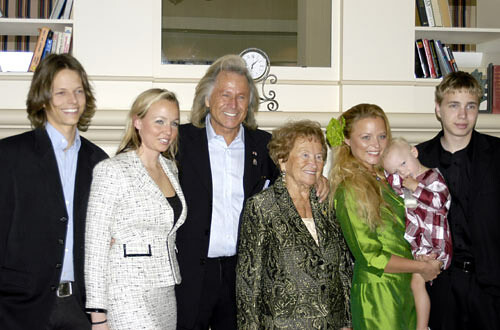 Image of Peter Nygard with his family