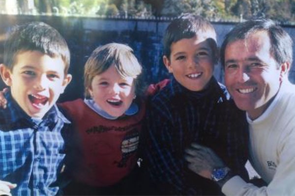 Image of Seve Ballesteros with his children, Javier, Miguel, and Carmen Ballesteros