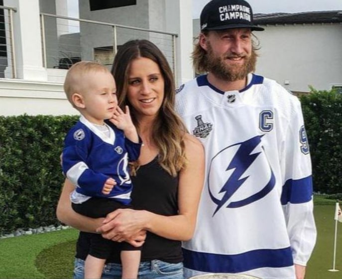 Image of Steve Stamkos with his wife, Sandra Porzio, and their son, Carter