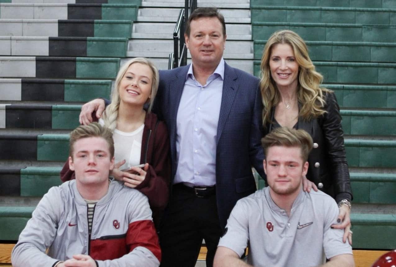 Image of Bob Stoops with his wife, Carol Stoops, and their kids, Mackenzie