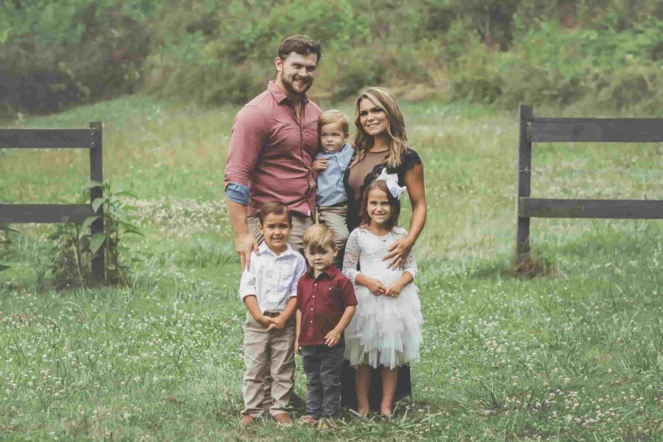 Image of Brandon Davis with his wife, Destiny, and their kids