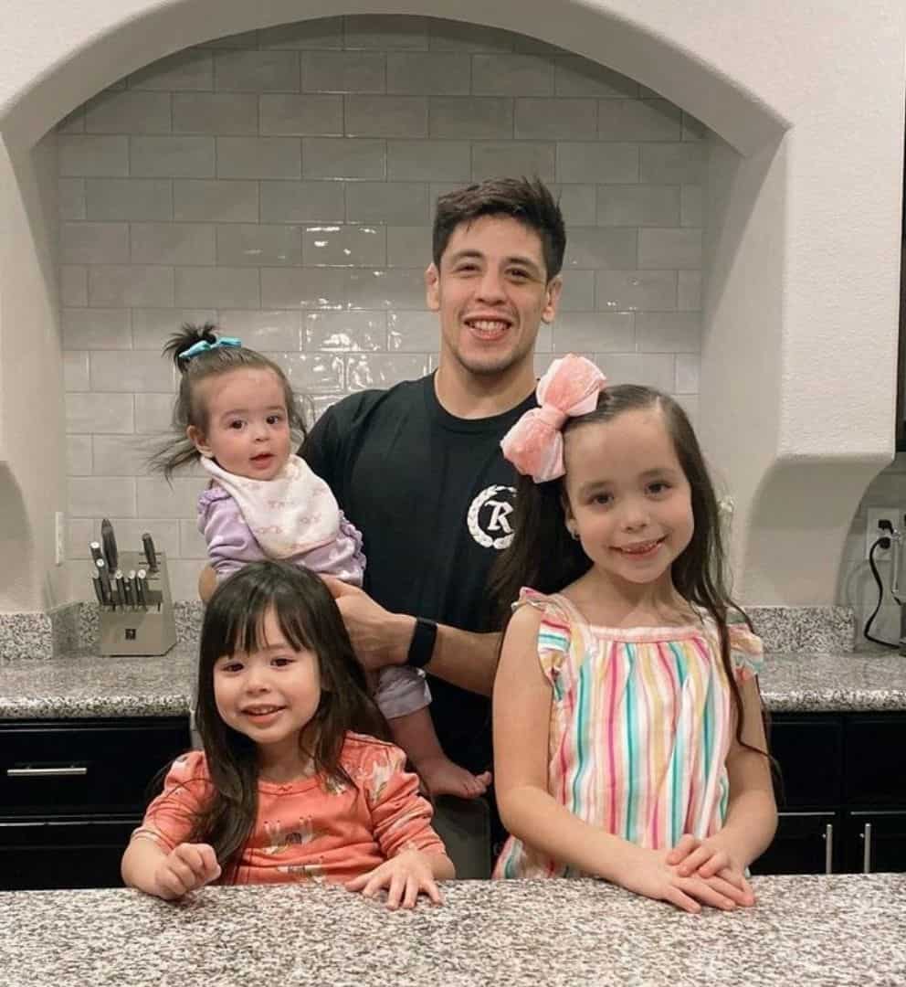 Image of Brandon Moreno with his kids