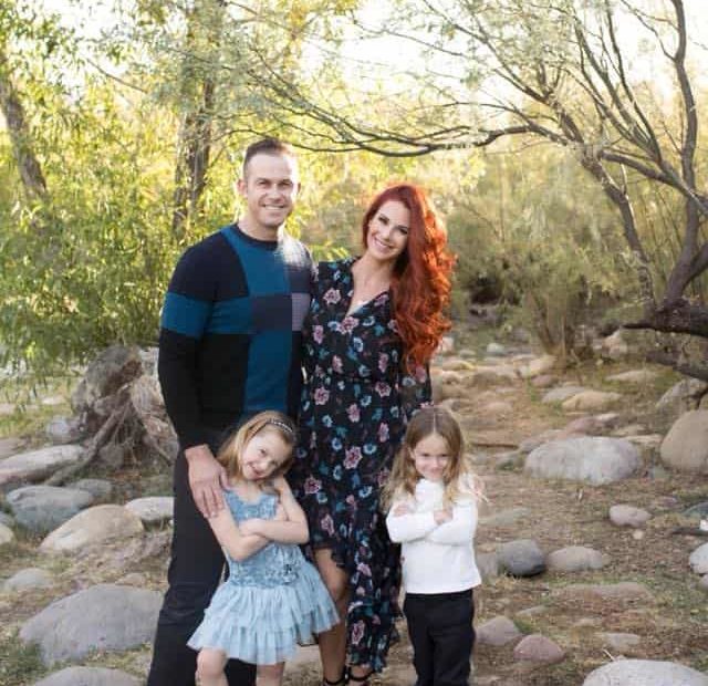 Image of Evan Longoria with his wife, Jaime Faith Edmondson, and their kids