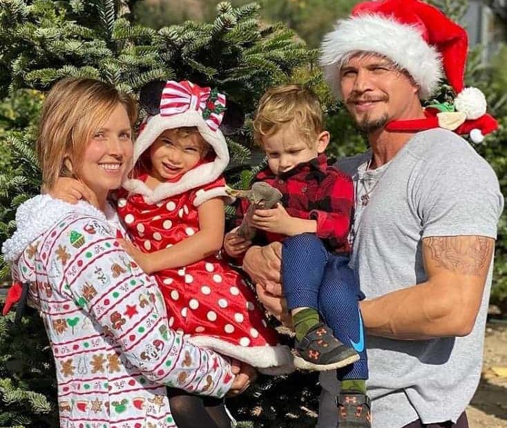 Image of JD Pardo and Emily Frlekin with their kids