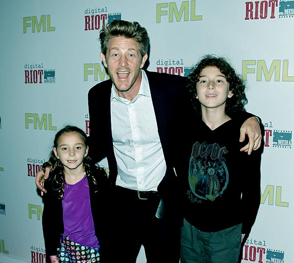 Image of Jason Nash with his kids