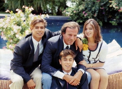Image of Julio Iglesias with his kids 