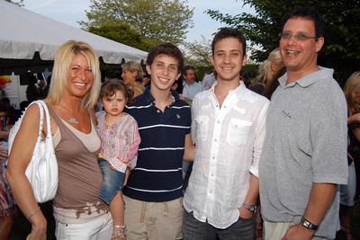 Image of Kenny Meiselas with his wife, Beth Katz Meiselas, and their kids, Ben, Brett, and Jordan