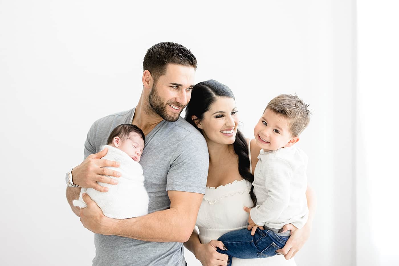 Image of Kevin Kiermaier with his wife, Marisa Moralobo, and their kids
