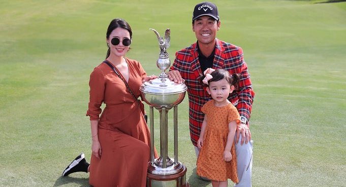 Image of Kevin Na with his wife, Julianne Na , and their daughter, Julia Na