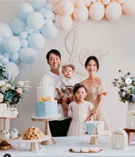 Image of Kevin Na with his wife, Julianne Na , and their kids, Julia and Leo Na