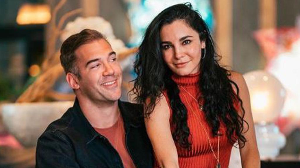 Image of Lewis Howes with his wife, Martha Higareda 