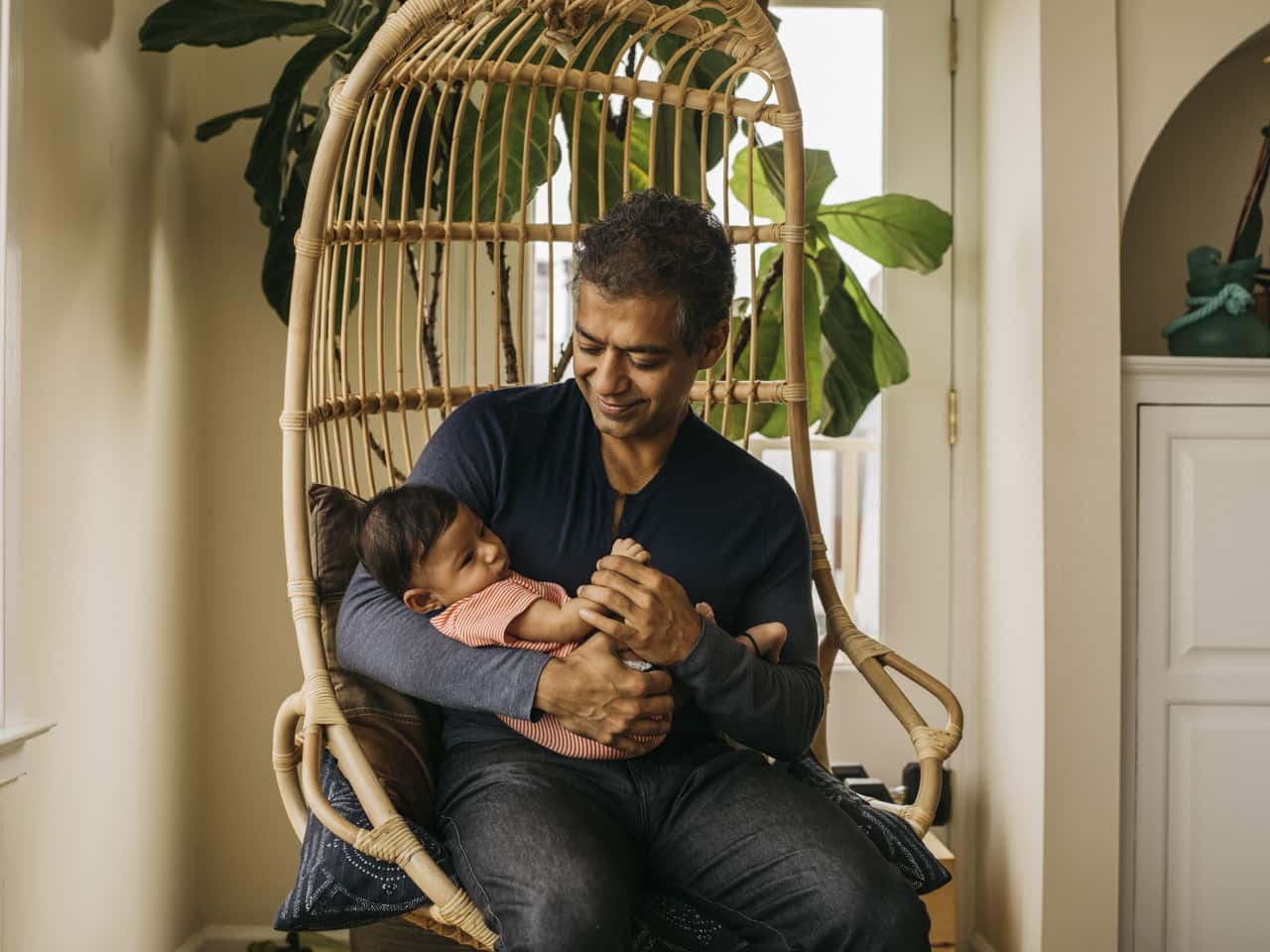 Image of Naval Ravikant with his son, Neo