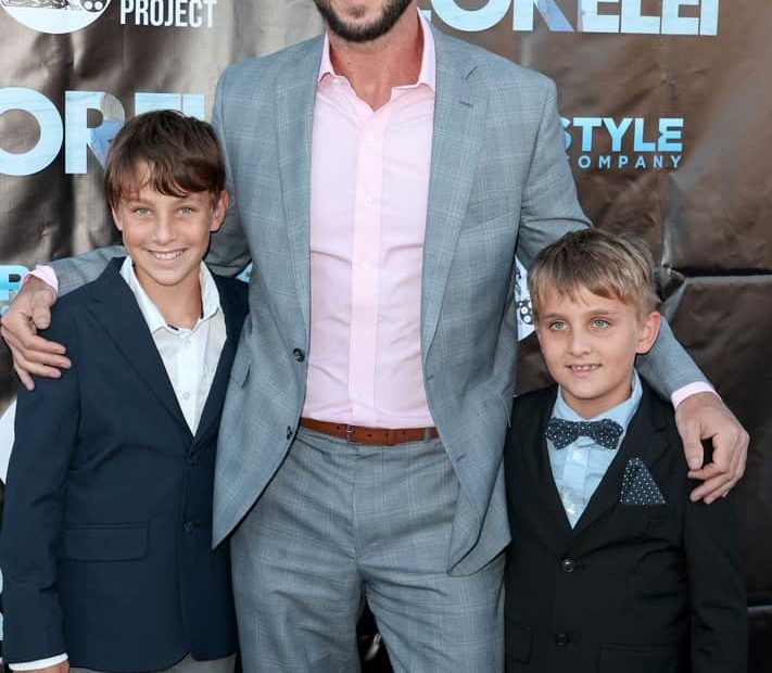 Image of Pablo Schreiber with his kids, Timotheo and Dante Schreiber