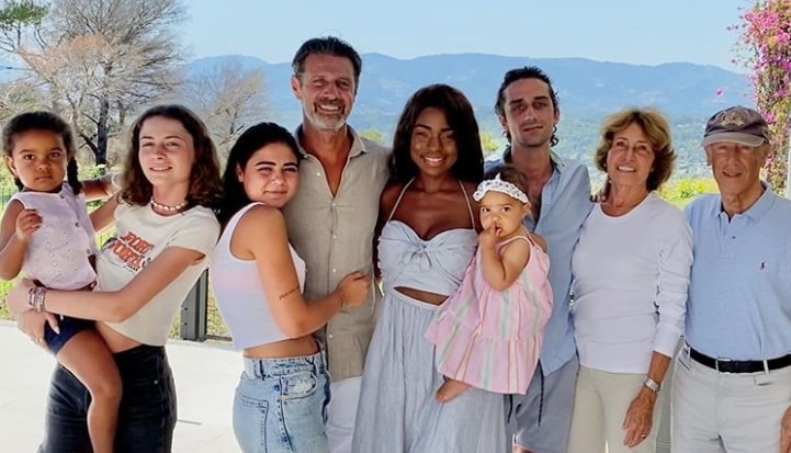 Image of Patrick and Ada Mouratoglou with their family