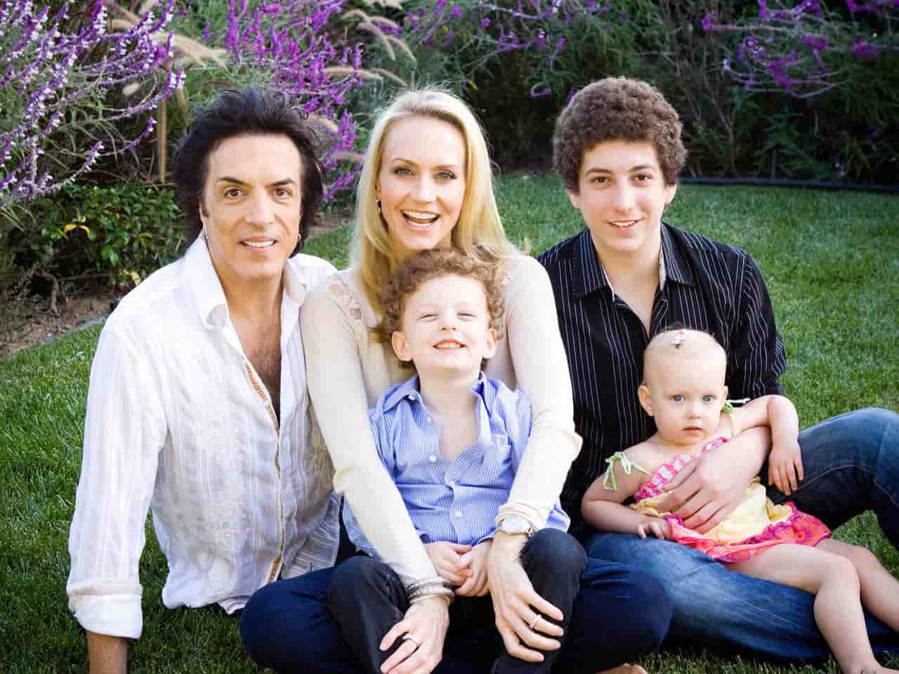 Image of Paul Stanley with his wife, Erin Sutton, and their kids