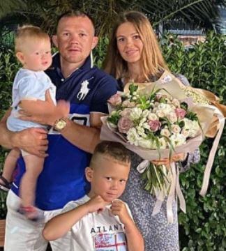 Image of Petr and Julia Yan with their kids, Daniil and Konstantin Yan