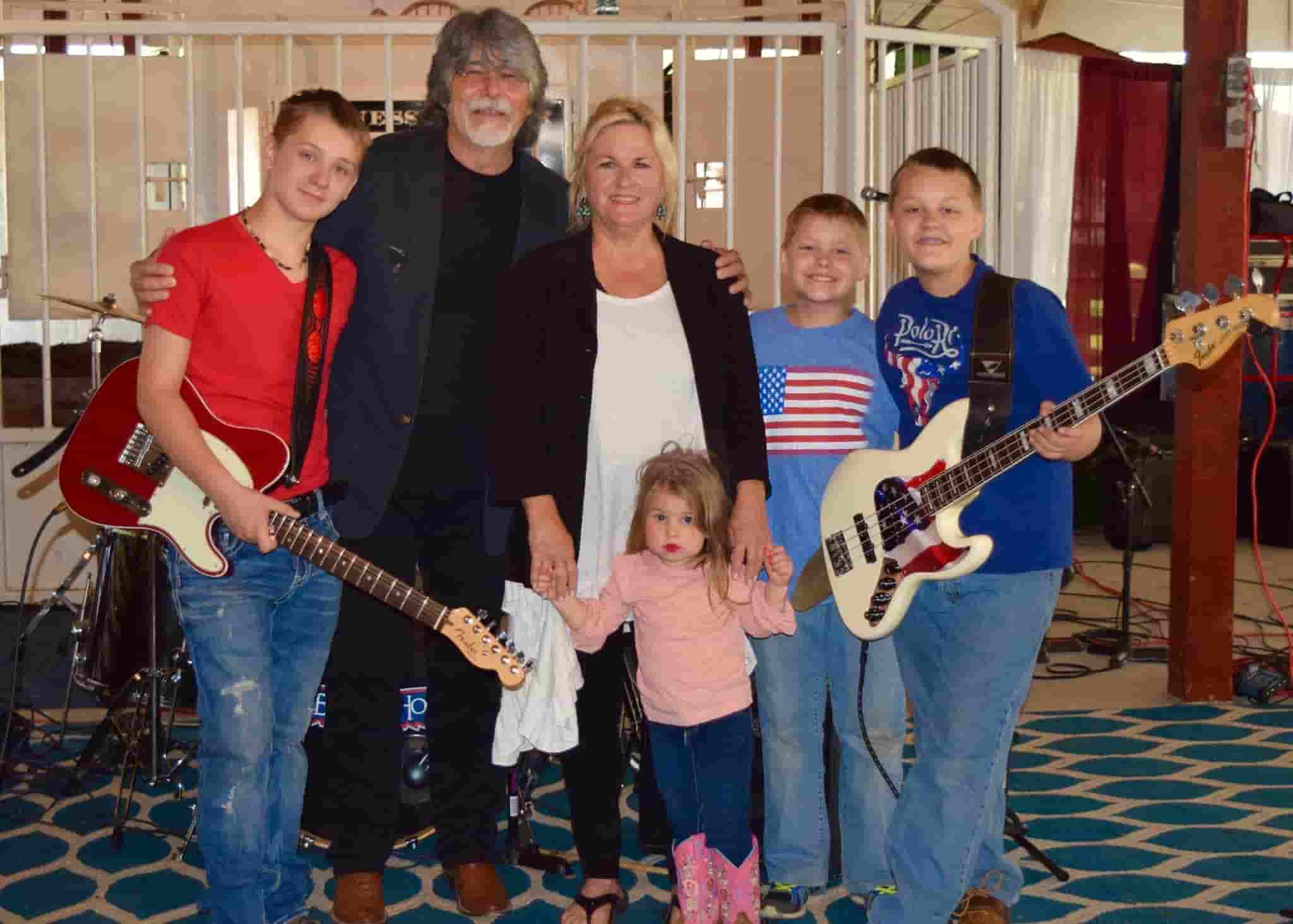 Image of Randy Owen with his wife, Kelly Owen, and their kids, Alison Sena Yeuell, Heath Yeuell, and Randa Rosanne Yeuell.