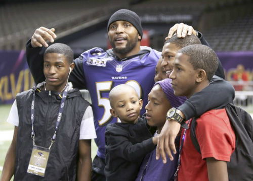Image of Ray Lewis with his kids