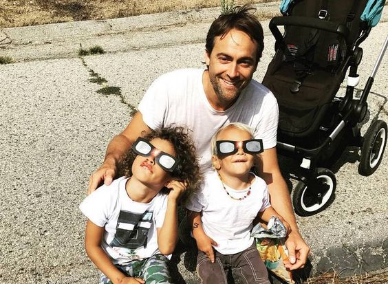 Image of Stuart Townsend with his kids Desmond Townsend and Ezra Townsend