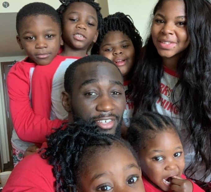 Image of Terence Crawford and Alindra Person with their kids, Terence Jr., Miya, T. Bud, Tyrese, Lay Lay, and Trinity.