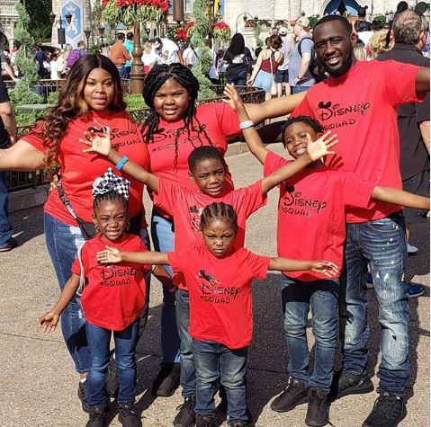 Image of T Terence Crawford and Alindra Person with their kids, Terence Jr., Miya, T. Bud, Tyrese, Lay Lay, and Trinity.