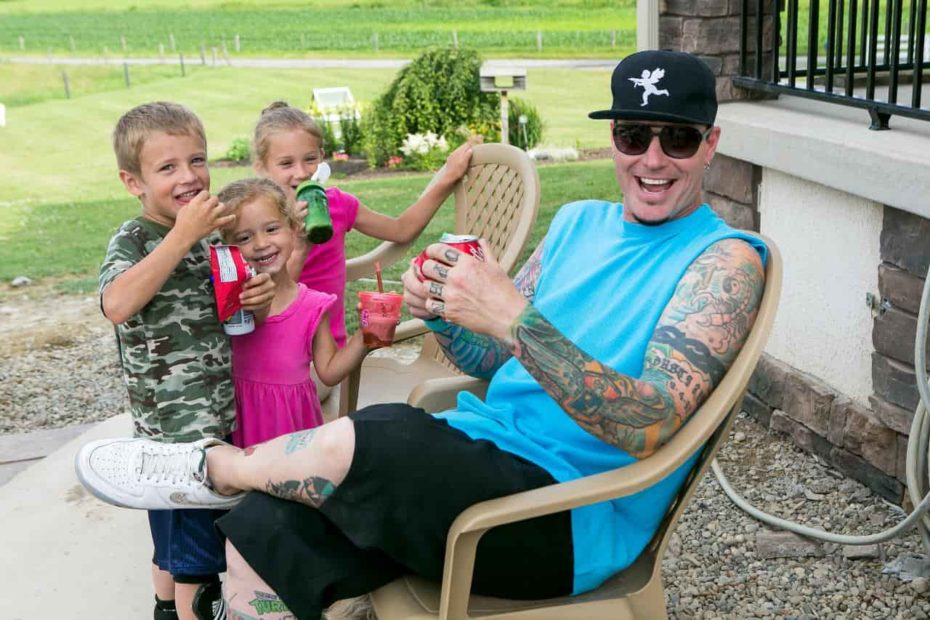 Image of Vanilla Ice with his kids, Dusti Rain, Keelee Breeze, and Priscilla Love Van Winkle