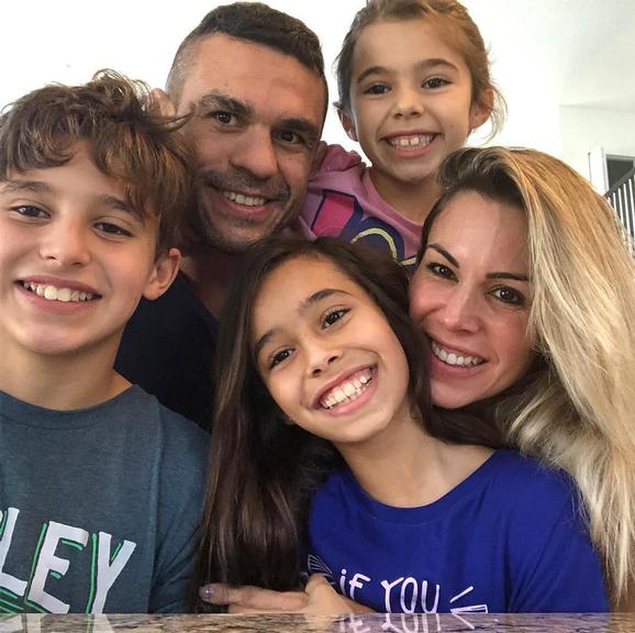 Image of Vitor Belfort with his wife, Joana Prado, and their kids, Davi Belfort, Kyara Belfort, and Vitoria Belfort