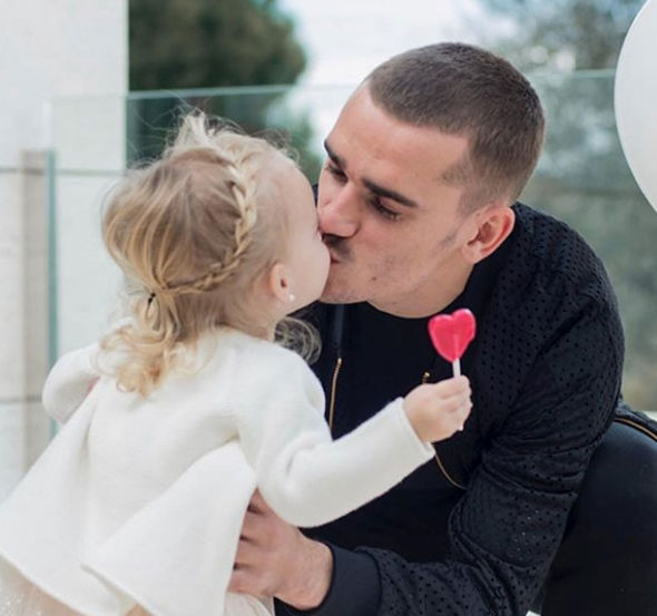 Image of Antoine Griezmann with his daughter