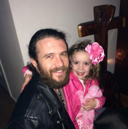 Image of Cody Jinks with his daughter