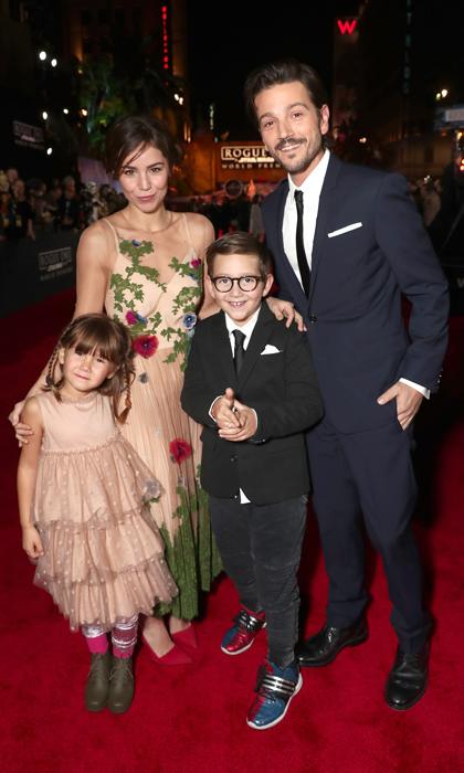 Image of Diego Luna with his former partner, Camila Sodi, and their kids
