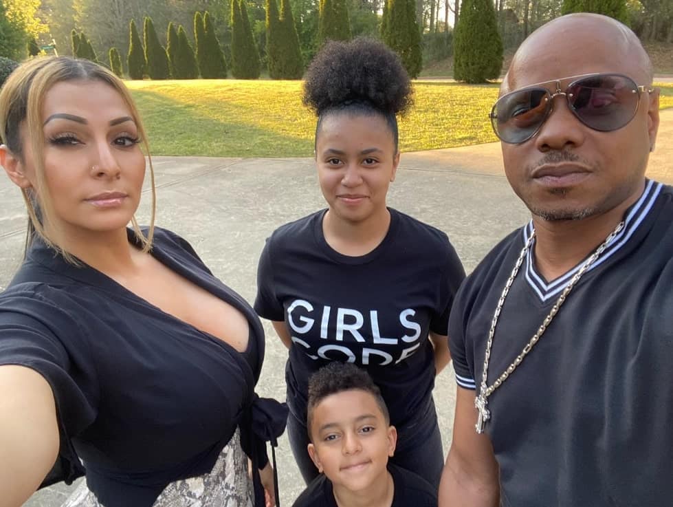 Image of Donell Jones with his wife, Jasmine Jones, and their kids
