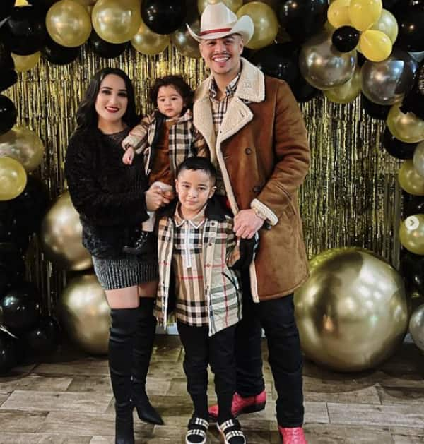 Image of Eduin Cazares with his wife, Daisy Anahy, and their kids, Eduin Garrido and Dhasia Geraldine