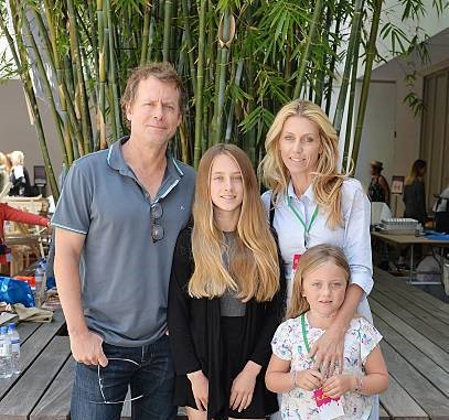 Image of Greg Kinnear with his wife, Helen Labdon, and their kids