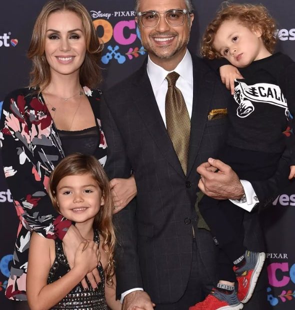 Image of Jaime Camil with his wife, Heidi Balvanera, with his kids, Elena and Jaime III