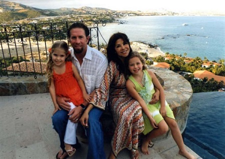 Image of Jeff Bagwell with his wife, Rachel Bagwell, and their kids