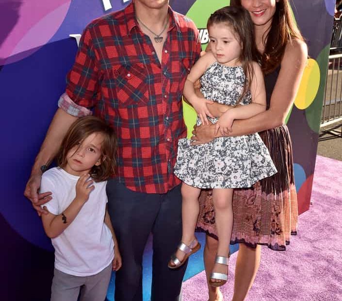 Image of Johnny Knoxville with his wife, Naomi Nelson, and their kids