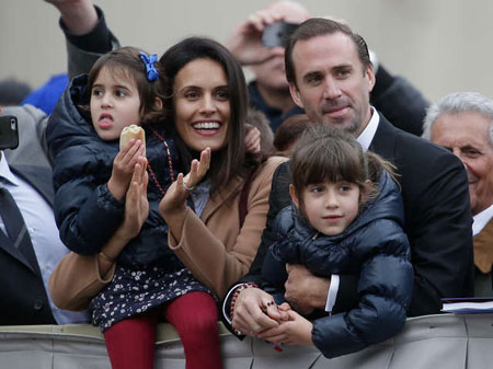 Image of Joseph Fiennes with his wife, María Dolores Diéguez, and their kids