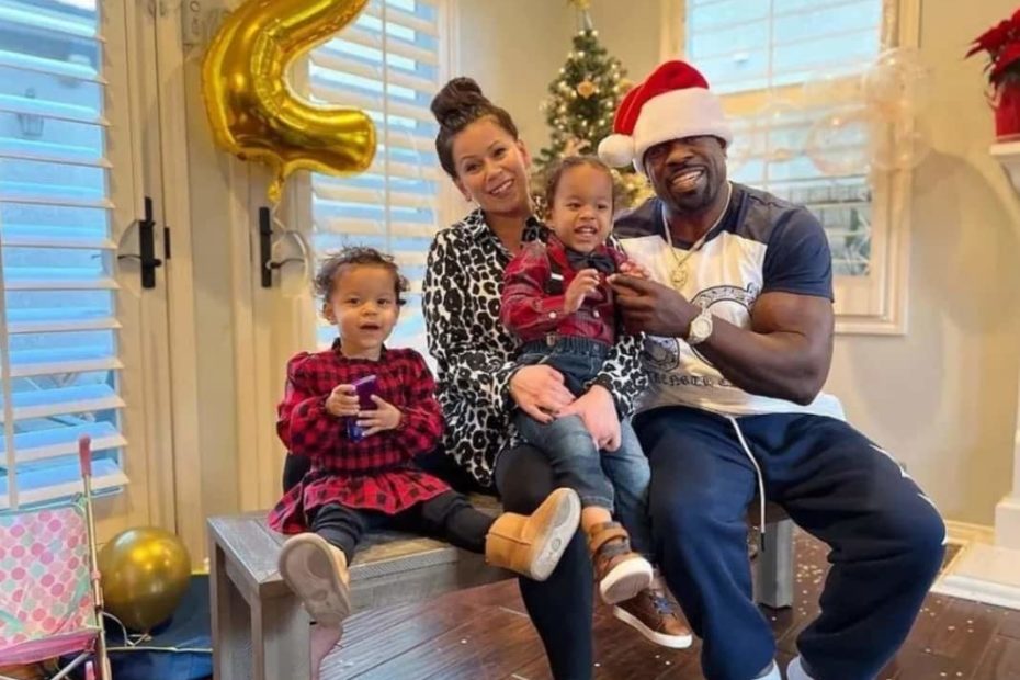 Image of Kali Muscle with his wife, Helena Kirkendall, and their twins, Brooke Taylor and Kali Muscle II