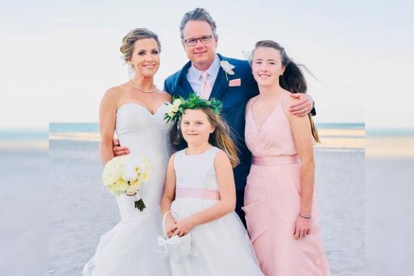 Image of Mike Shildt with his wife, Michelle Lee Shildt, with their daughters, Laura Grace Segrave and Madison Segrave